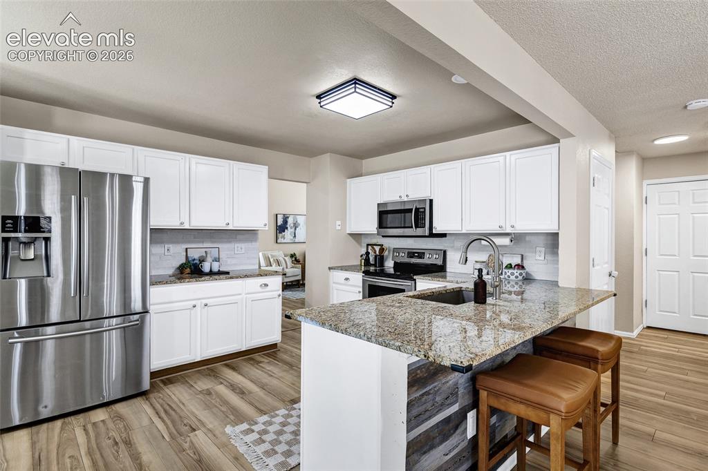 Image 14 of 40: Kitchen
