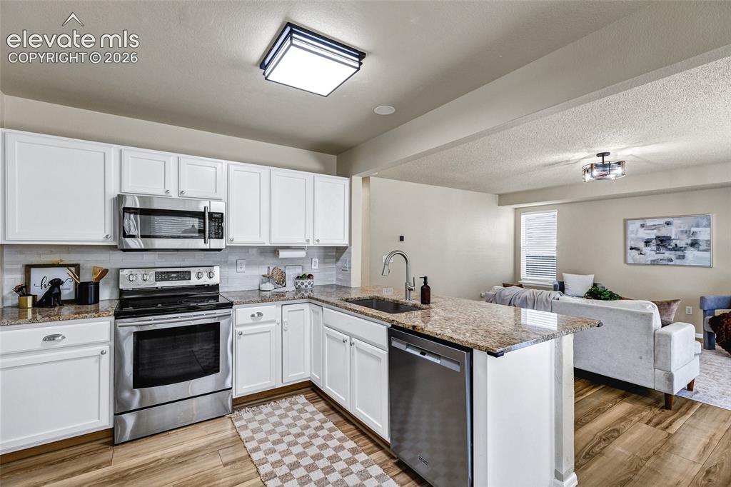 Image 15 of 40: Kitchen