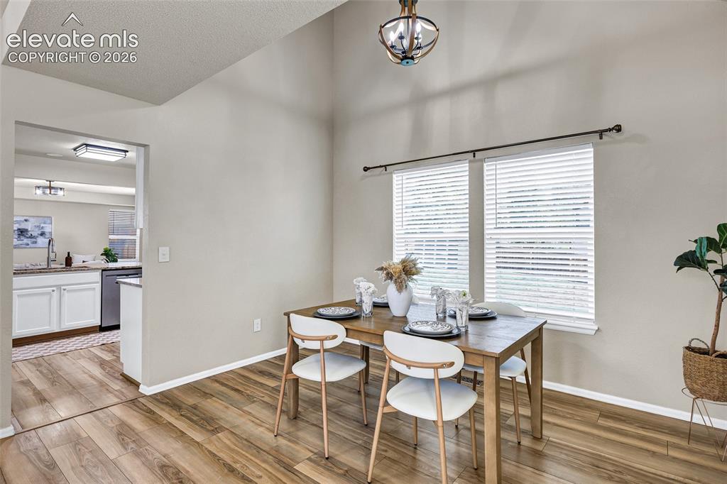 Image 8 of 40: Dining Area