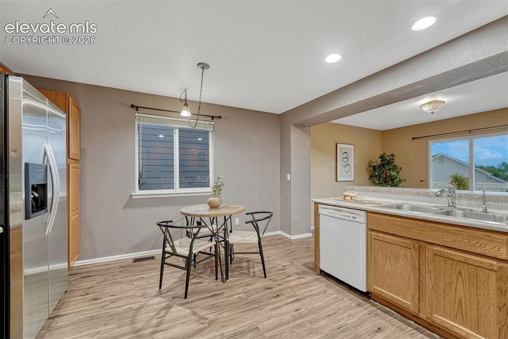 Image 14 of 49: Kitchen
