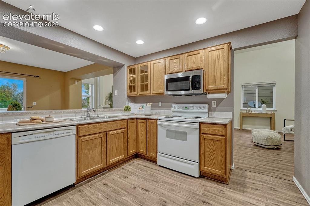 Image 15 of 49: Kitchen