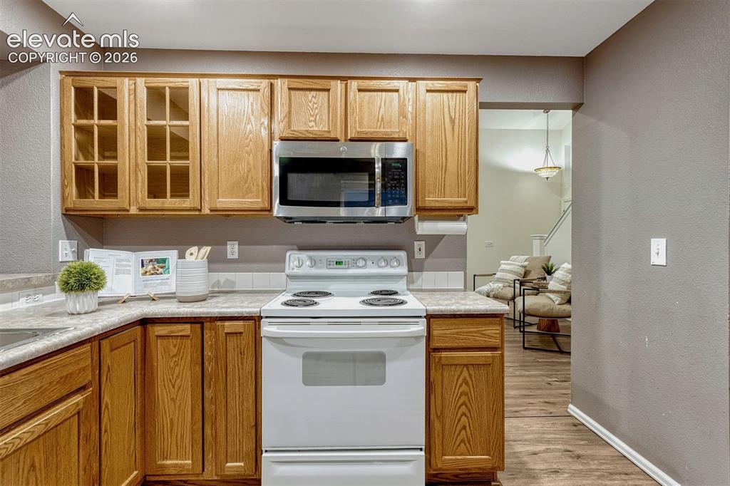 Image 16 of 49: Kitchen