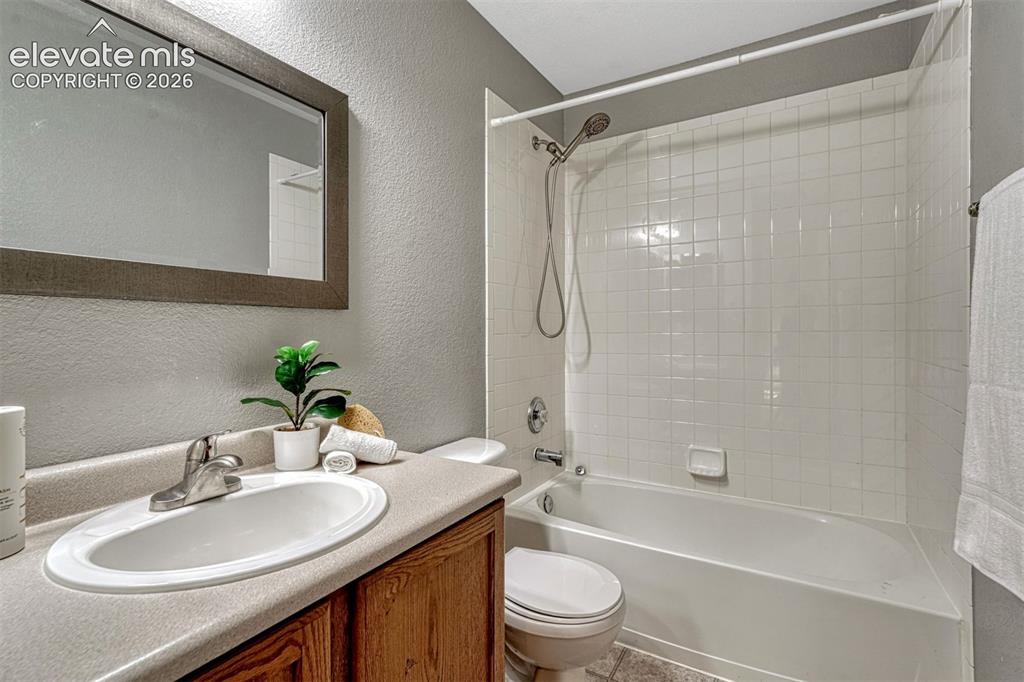 Image 29 of 49: Bathroom