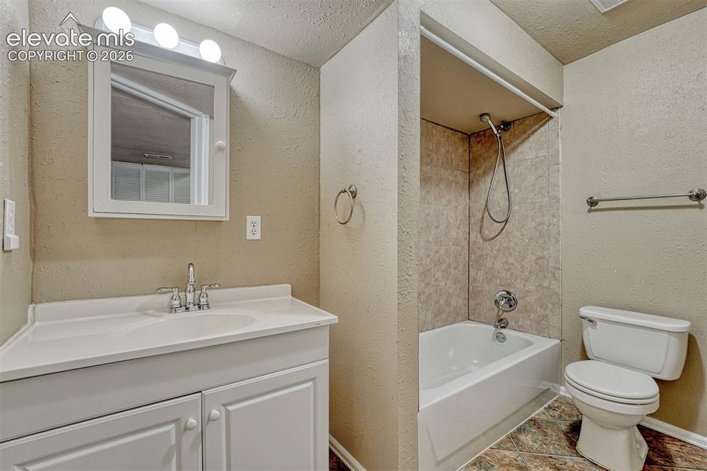 Image 34 of 49: Bathroom