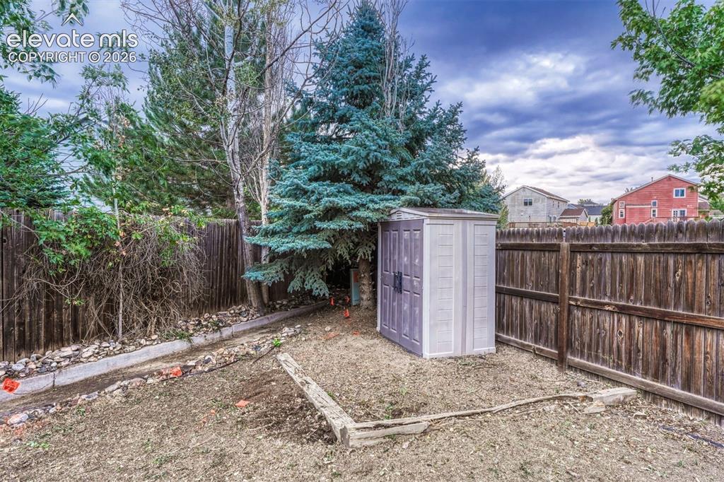Image 42 of 49: Yard