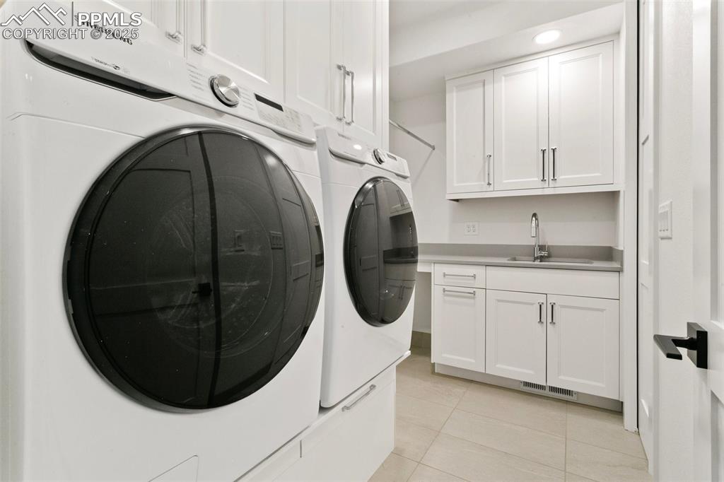 Image 23 of 50: Main Level Laundry walk-thru to the master closet