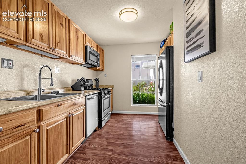 Image 10 of 30: Kitchen