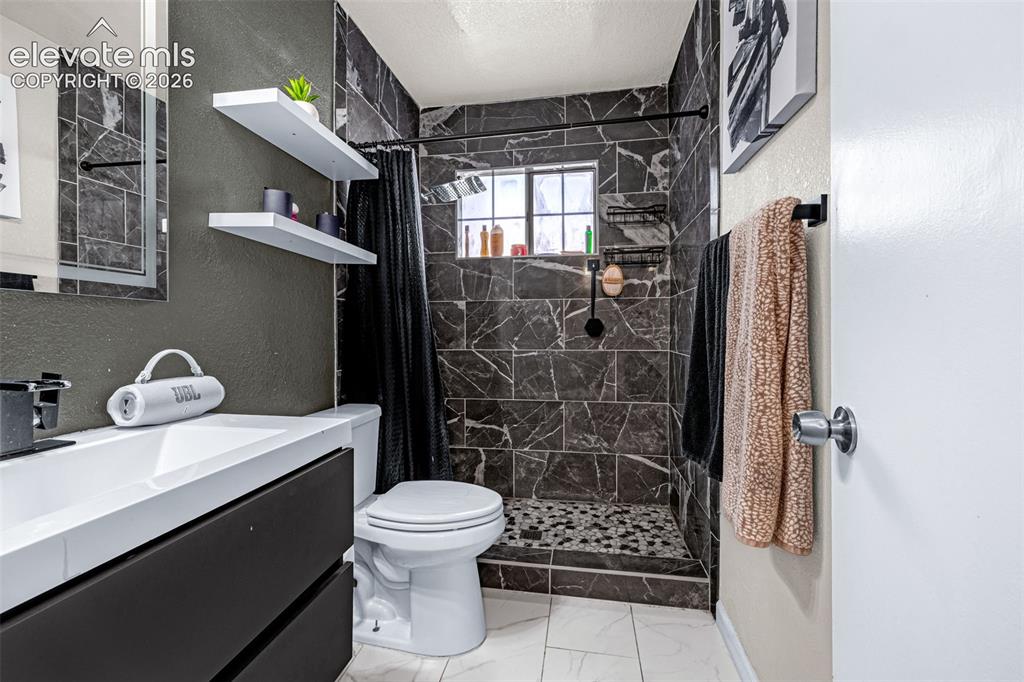 Image 15 of 30: Bathroom