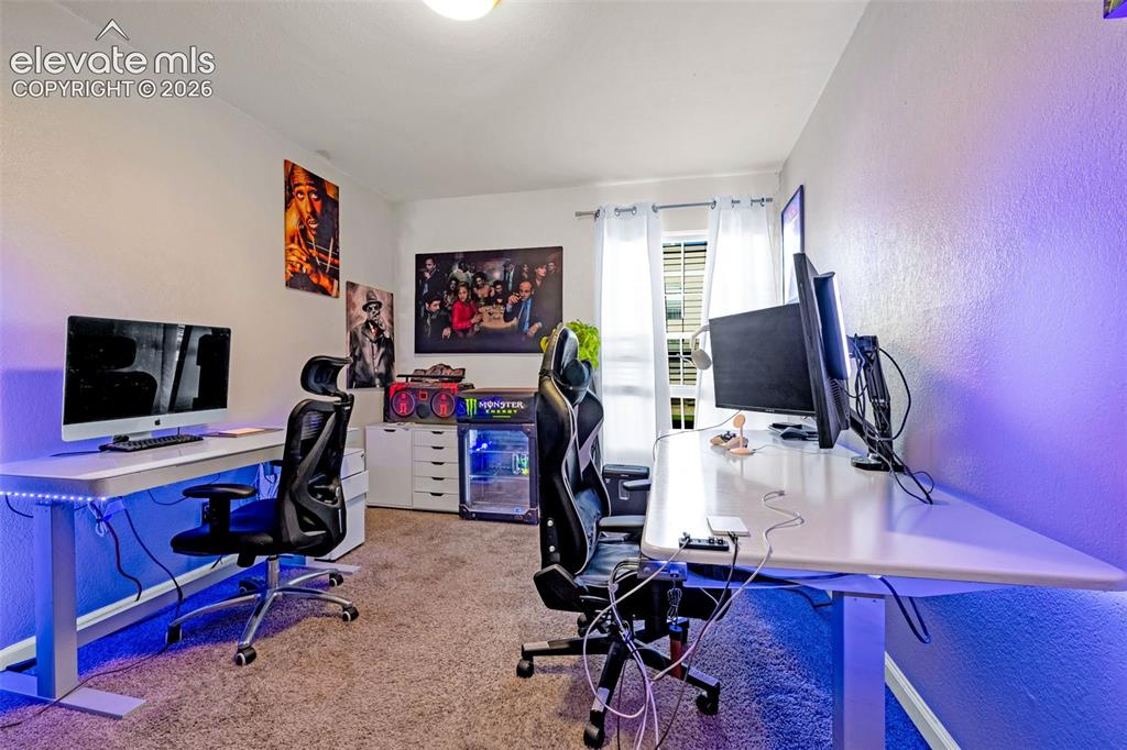 Image 16 of 30: Office