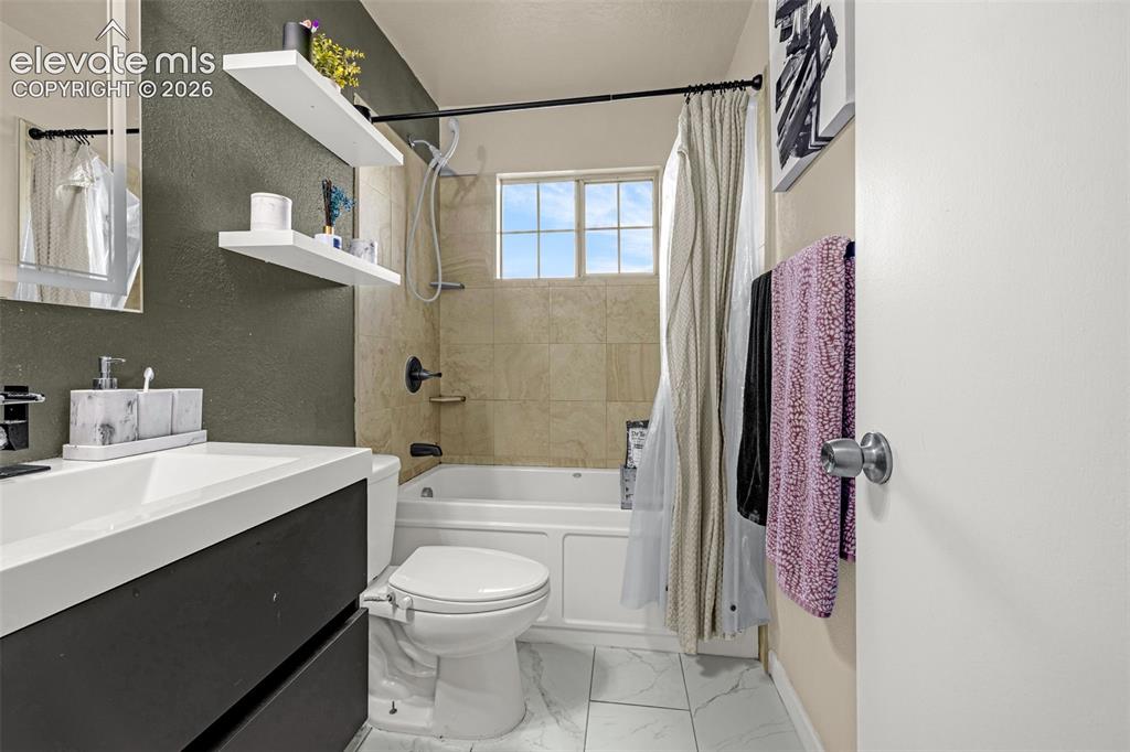 Image 17 of 30: Bathroom