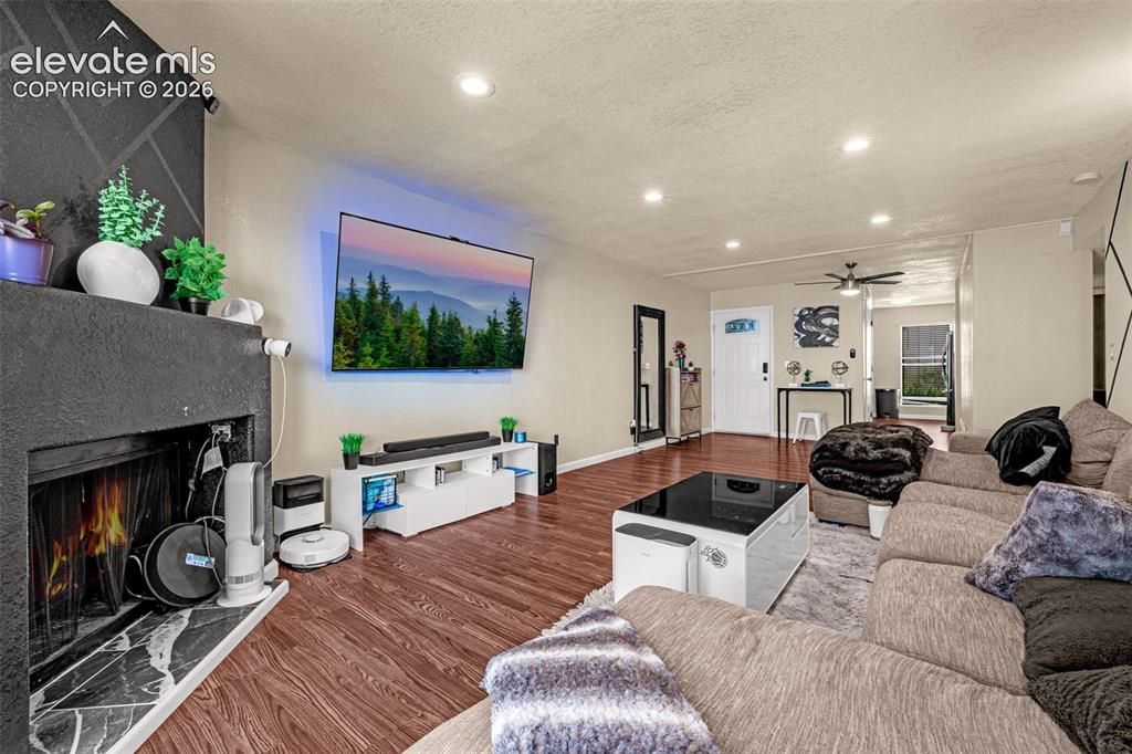 Image 5 of 30: Living Room