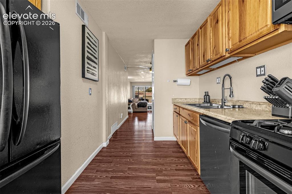 Image 7 of 30: Kitchen