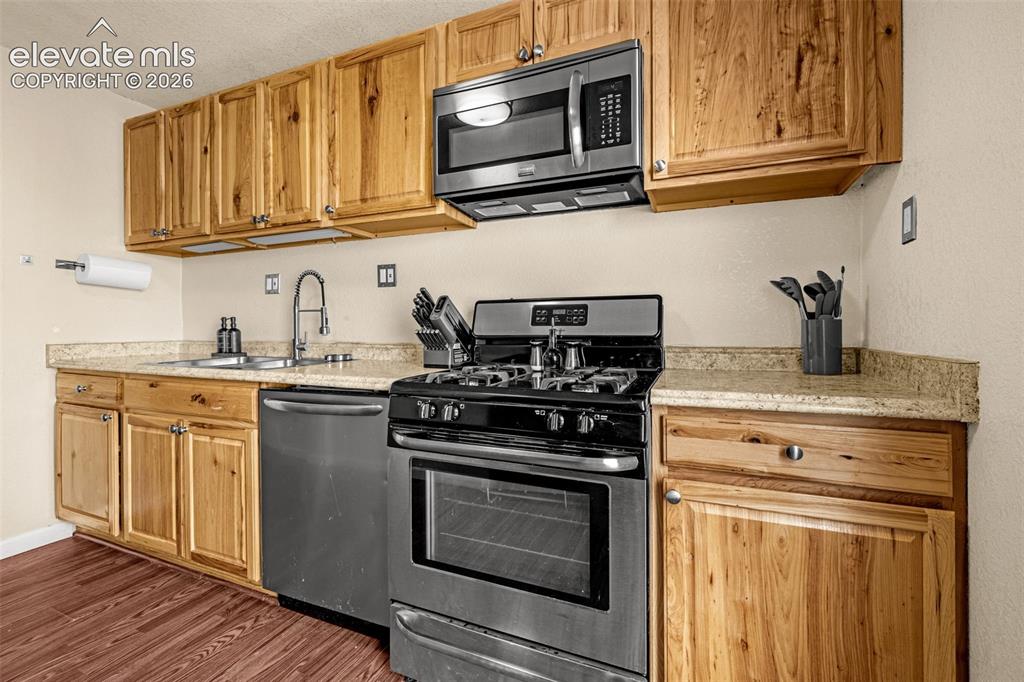 Image 8 of 30: Kitchen