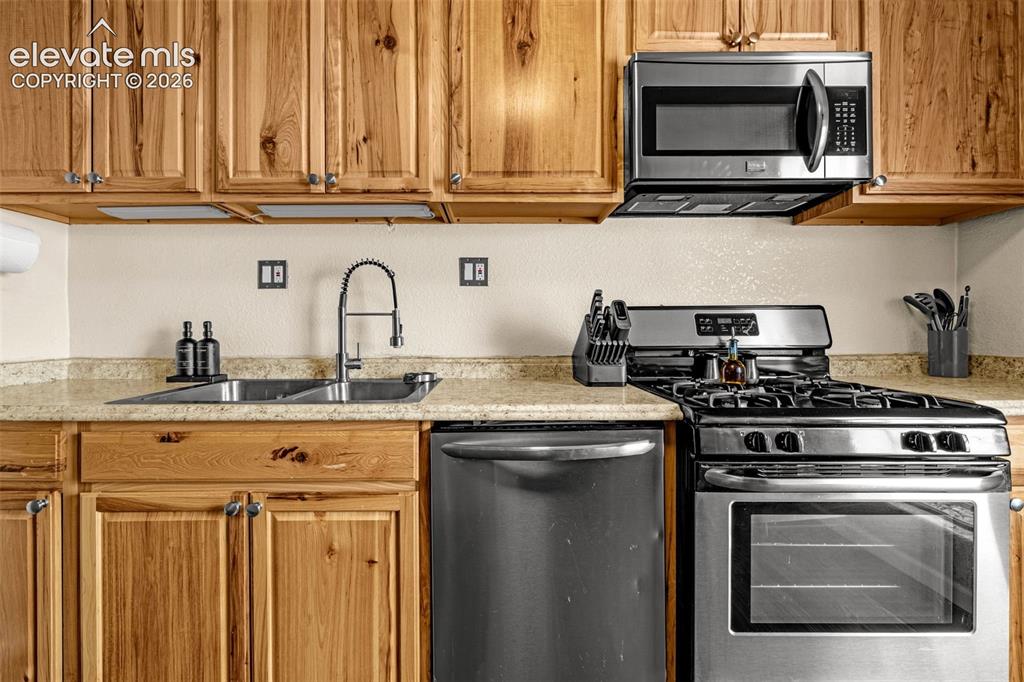 Image 9 of 30: Kitchen