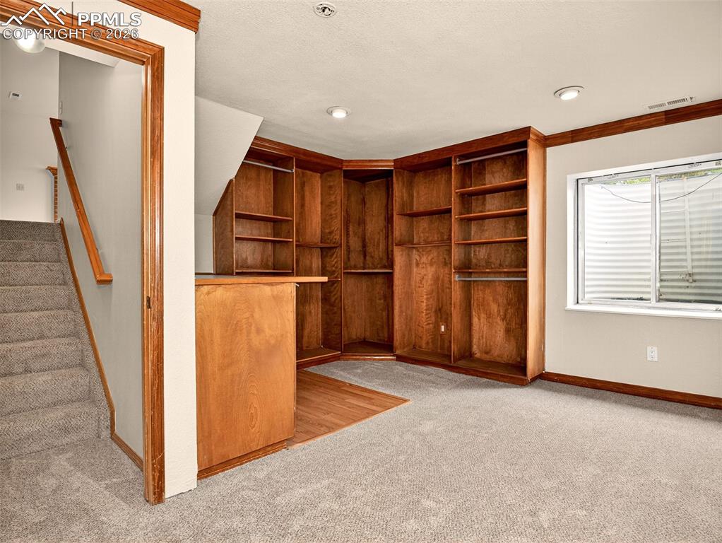 Image 21 of 26: Closet