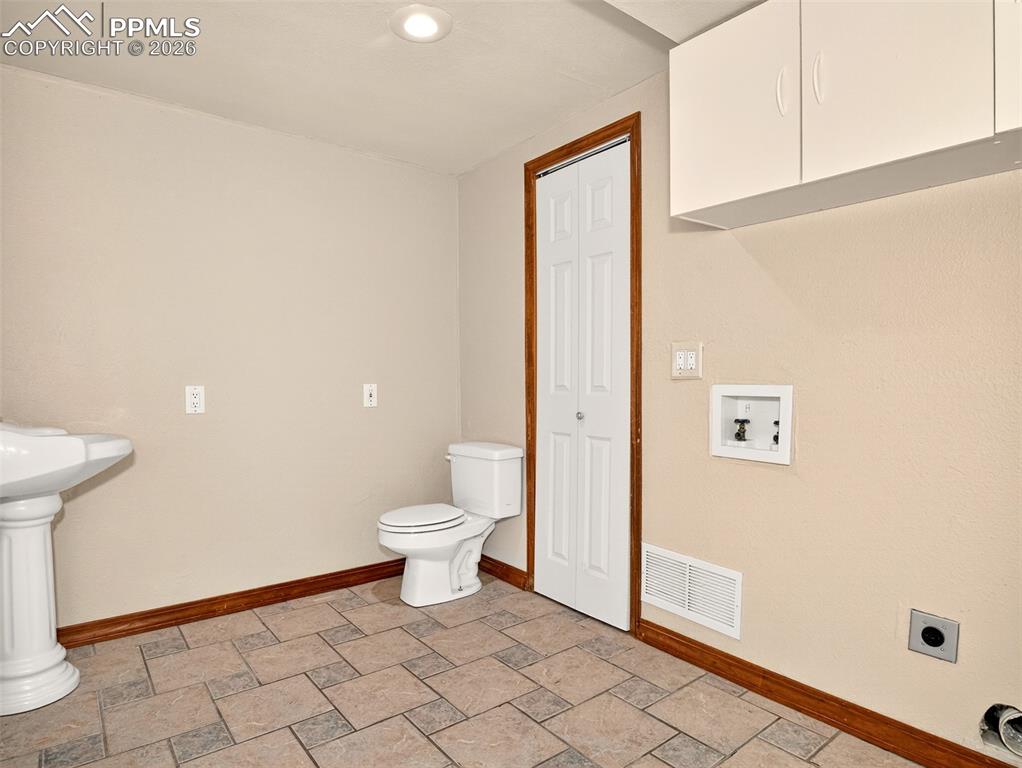 Image 23 of 26: Bathroom