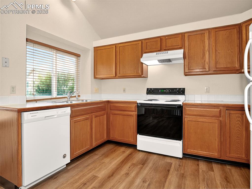 Image 7 of 26: Kitchen