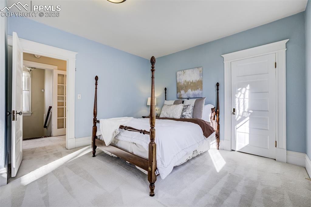 Image 32 of 50: Bright and light bedroom