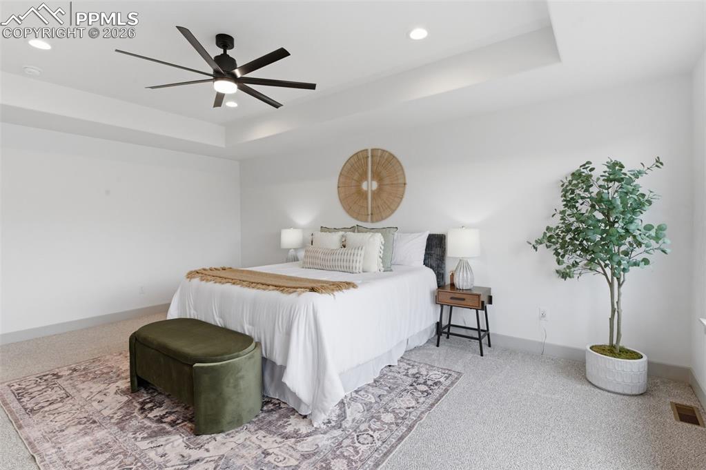 Image 15 of 27: Bedroom