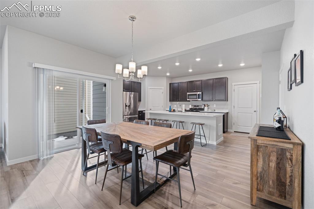 Image 11 of 50: Dining Area