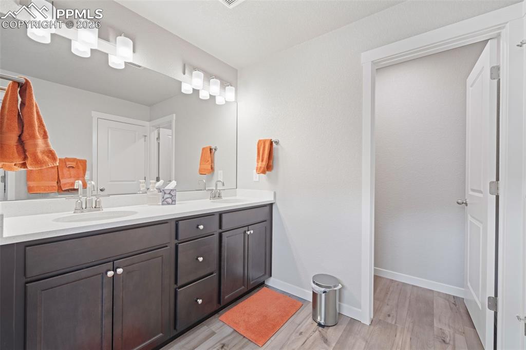 Image 22 of 50: Bathroom