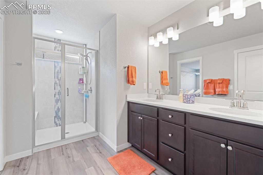 Image 23 of 50: Bathroom