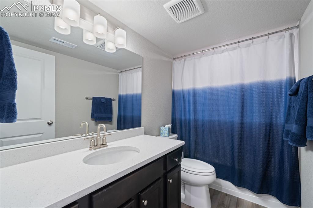 Image 40 of 50: Bathroom