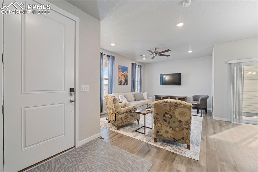 Image 5 of 50: Living Room