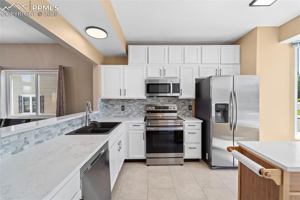 Image 10 of 39: Kitchen