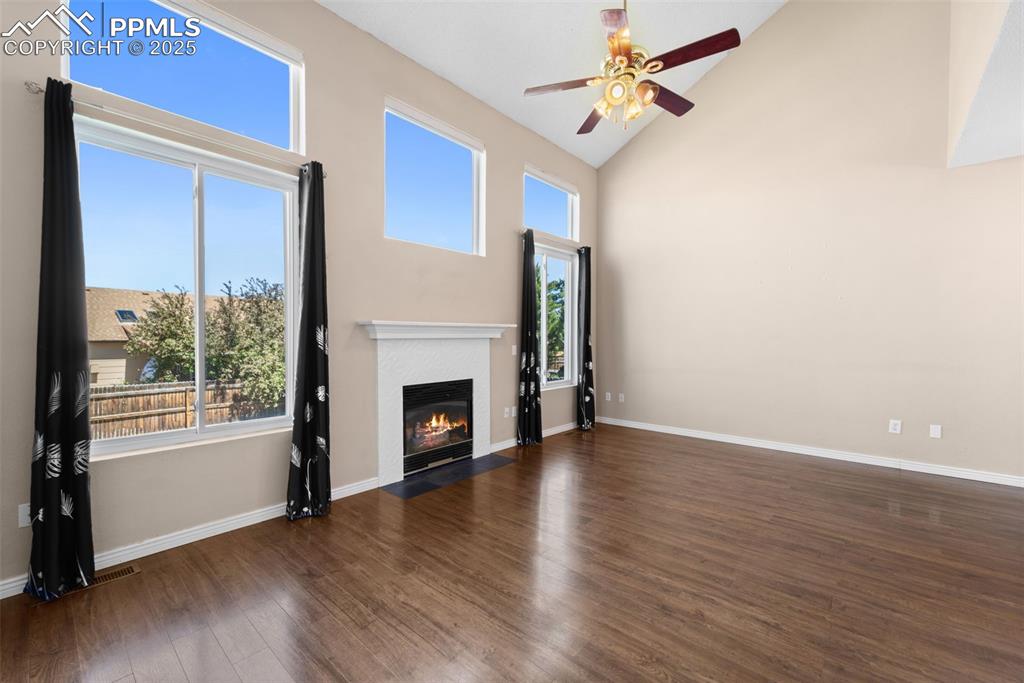 Image 14 of 39: Living Room