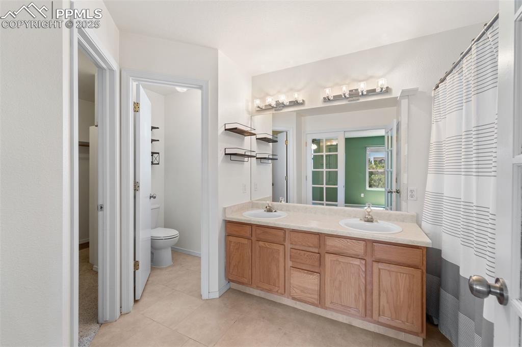 Image 17 of 39: Bathroom