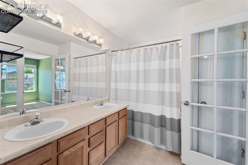 Image 18 of 39: Bathroom