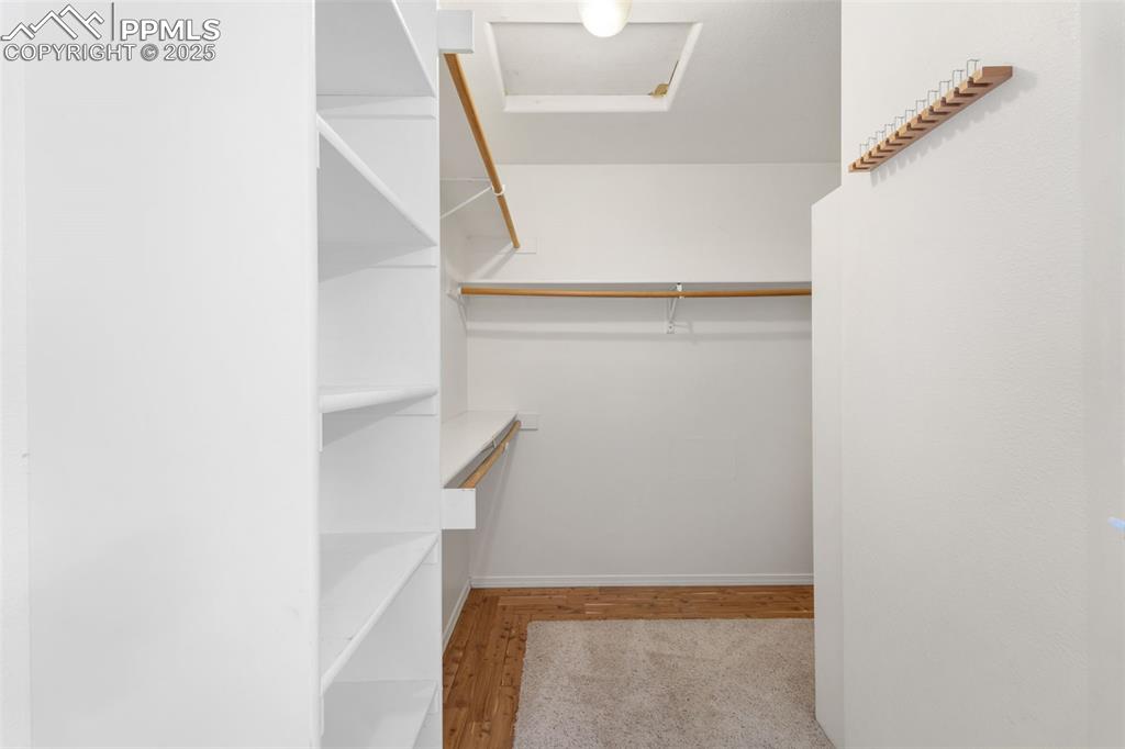 Image 19 of 39: Closet