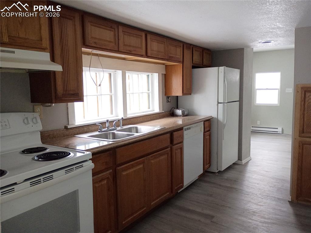 Image 3 of 10: Well-equipped kitchen.