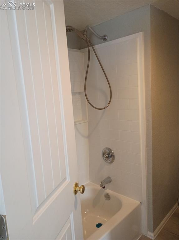 Image 5 of 10: Bathroom