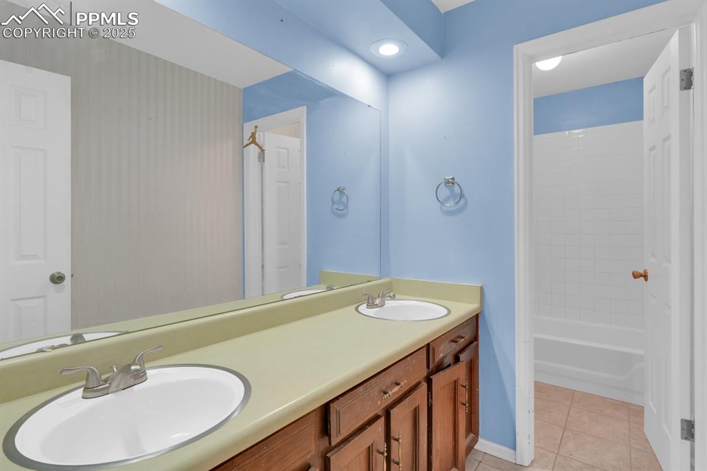 Image 22 of 32: Full upper hall bathroom 