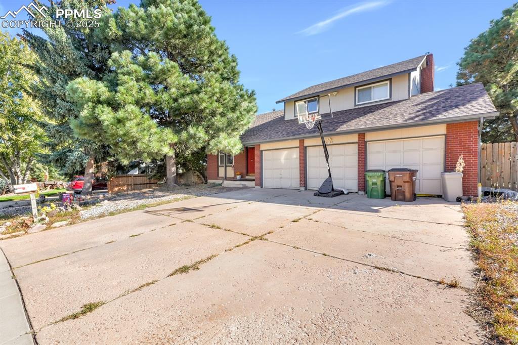 Image 7 of 32: 3 car garage