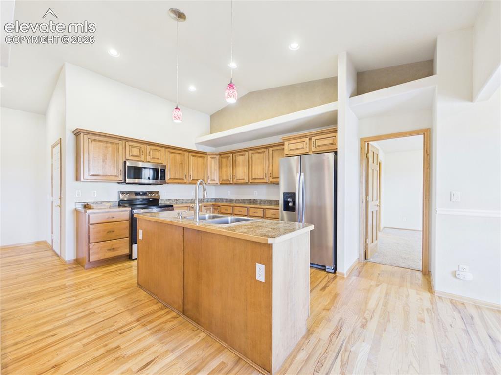 Image 17 of 47: Kitchen