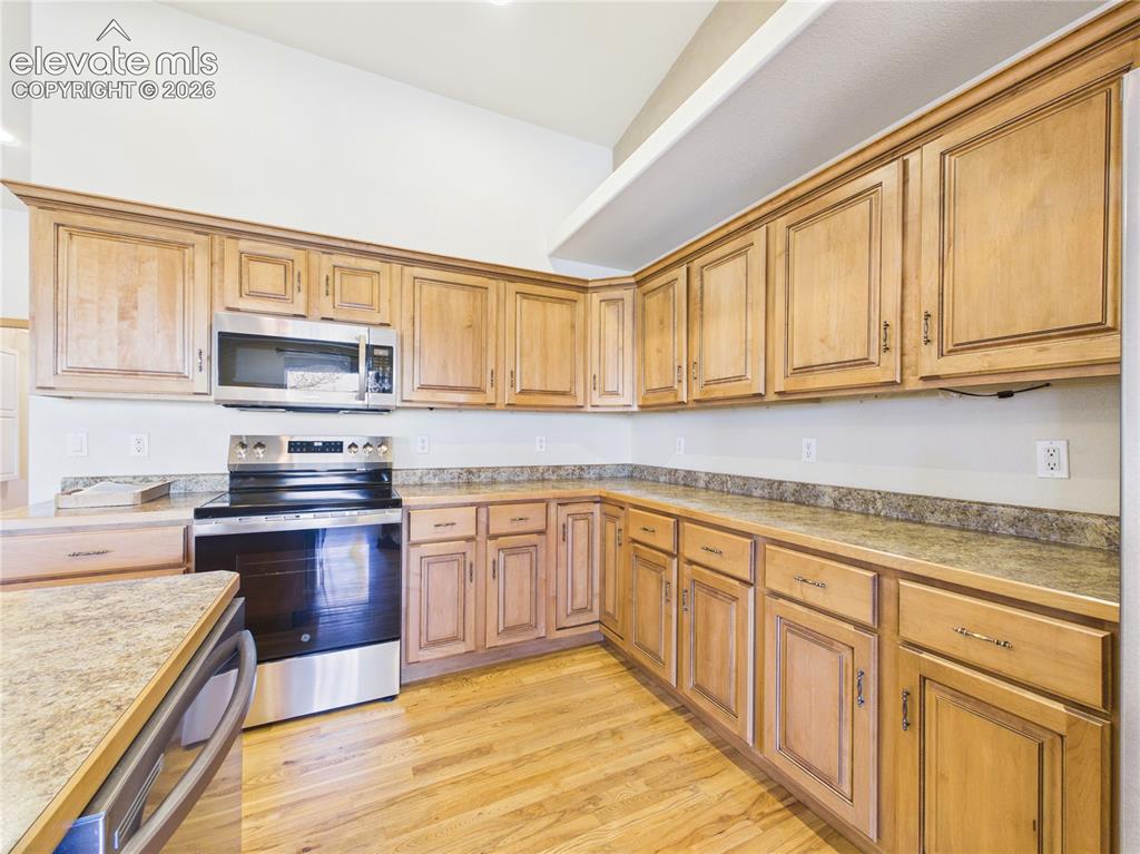 Image 19 of 47: Kitchen