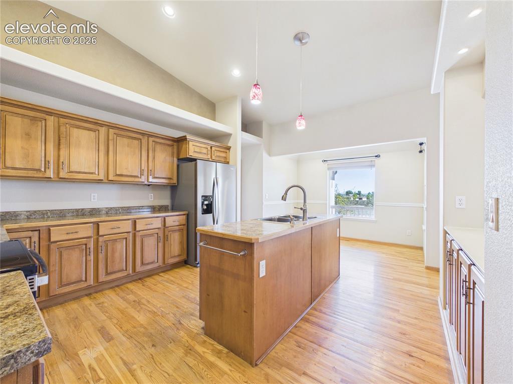 Image 22 of 47: Kitchen