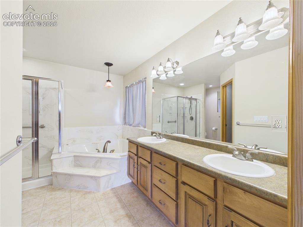 Image 26 of 47: Bathroom