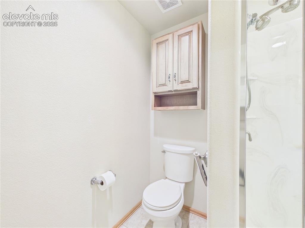 Image 29 of 47: Bathroom