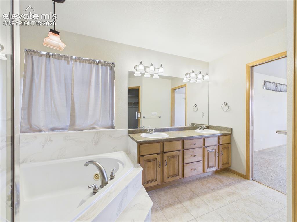 Image 30 of 47: Bathroom