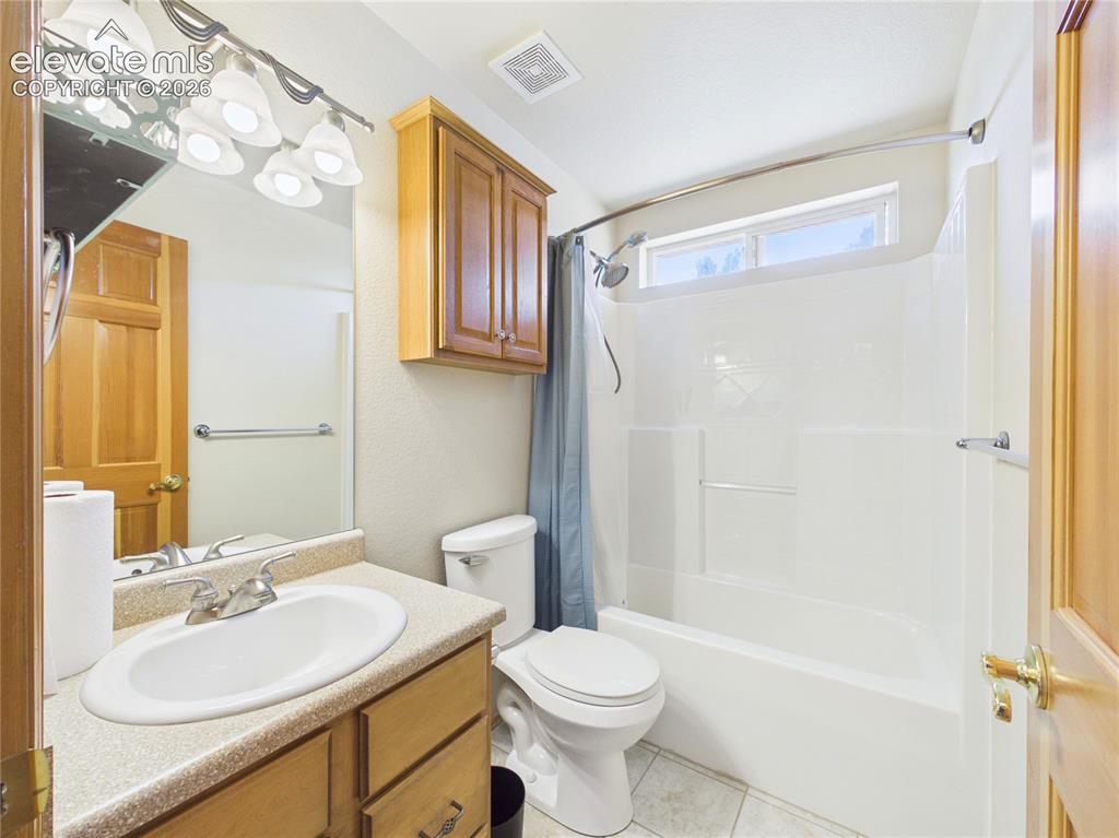 Image 33 of 47: Bathroom