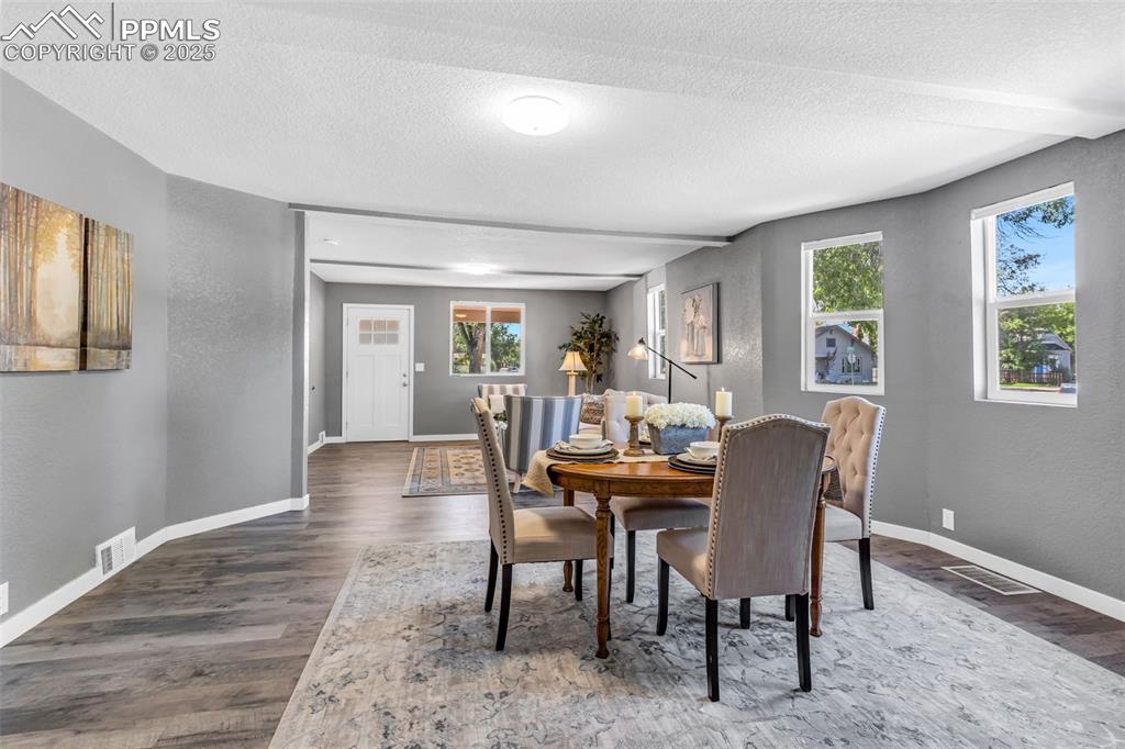 Image 15 of 49: Dining Area
