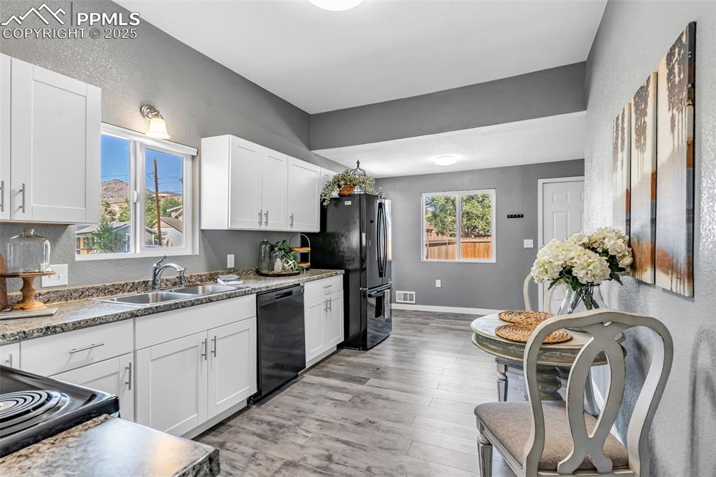 Image 16 of 49: Kitchen