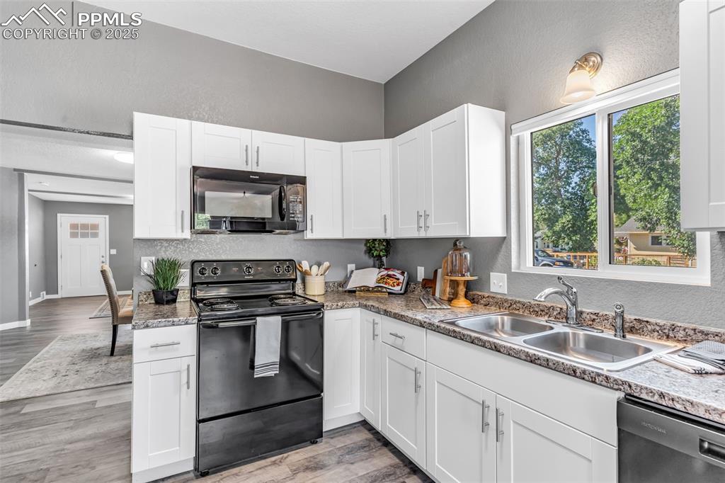 Image 18 of 49: Kitchen