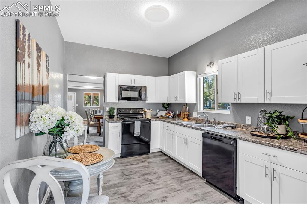 Image 19 of 49: Kitchen