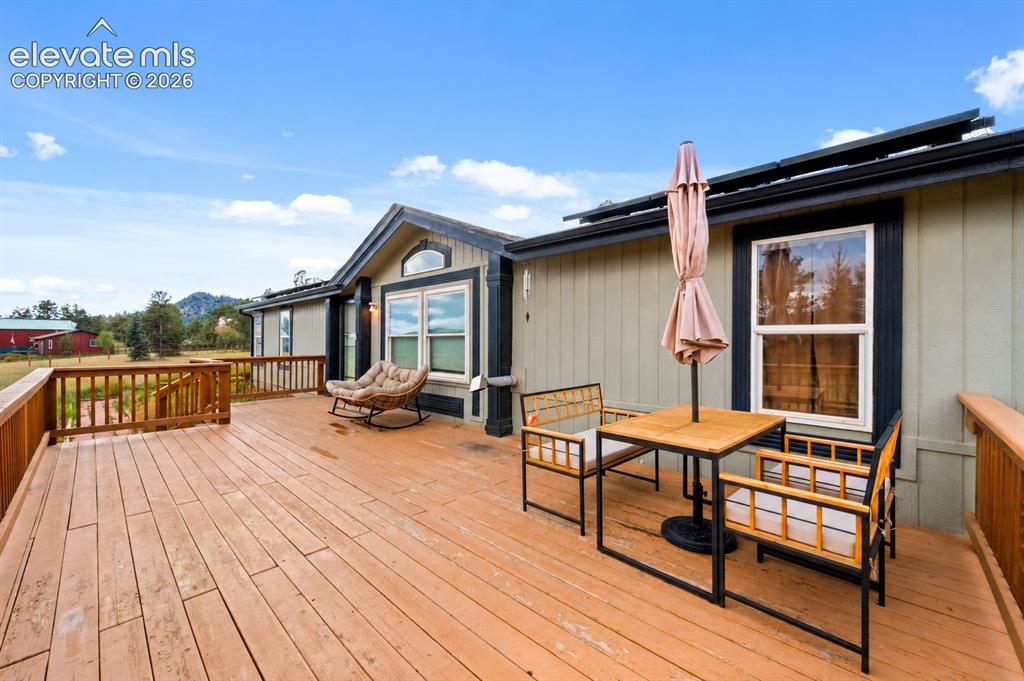 Image 18 of 26: Deck