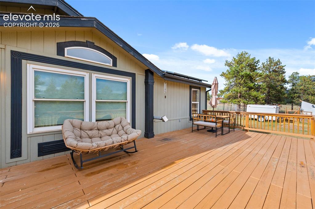 Image 20 of 26: Deck